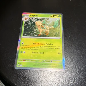 Phyllali - Upptäck den coola Pokémon-kortet Phyllali! Perfekt för dig som gillar samlarkort och Pokémon. Kortet har snygg design och är på franska, vilket gör det extra unikt. Ett måste för alla unga Pokémon-fans och samlare som vill utöka sin samling med något speciellt.