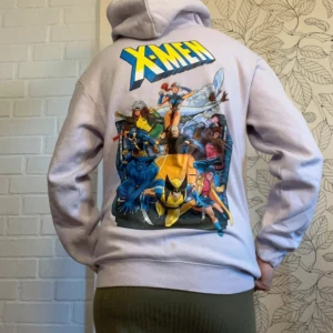 X-men hoddie - X-Men hoodie i storlek XS i loose fit från H&M, men passar även storlek S som jag har väldigt bra. Använd endast några få gånger, nästan i nyskick.                                                                     Kolla gärna in mina andra artiklar också för lite bundle-rabatt😊