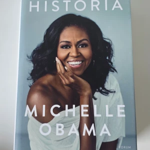 Min historia - Upptäck Michelle Obamas inspirerande resa från barndomen i Chicago till livet som USA:s First Lady. Med ärlighet, humor och personliga bilder delar hon med sig av sina erfarenheter, utmaningar och drömmar. Perfekt för dig som vill läsa om mod, identitet och att hitta sin egen väg.