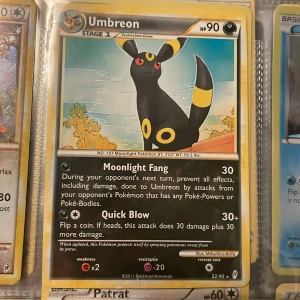 Umbreon Pokémon kort - Säljer ett Umbreon pokemon kort. Skicket är 6,5/10 skulle jag säga, därav priset. Har även ett likadant fast i sämre skick. Skriv för minsta fråga och fler bilder. Priset är för ett av korten. Kolla gärna in mina andra kort också 