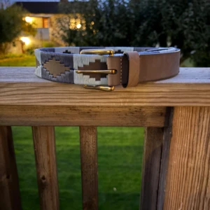 Mörk blå läder skärp - Helt nytt skärp för endast 349 kr, de finns storlek 100 och 105 cm  Handgjorda med mjukt högkvalitets läder med brodering i mörk blå och ljus blå färg. Gör så att din outfit sticker ut mer med Nordfors bälten!