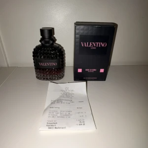 Valentino Uomo Born In Roma Intense - En hyfsat ny (Valentino Uomo Born in Roma intense( parfym har använt ibland och har 80% av 100 kvar så ca 80ml kvar av 100ml! Nypris 1600 (pris kan diskuteras) kvitto finns!