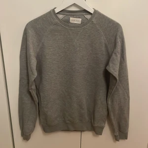 Grå sweatshirt från Pier One - En stilren grå sweatshirt från Pier One använd några gånger, där av slitningarna på sista bilderna. Tröja är i storlek S