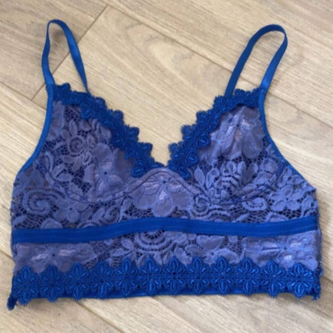 Blå spetsig linnetopp med blommönster