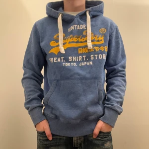Superdry hoodie - Modellen är 176 och väger 60 för referens. Skriv vid ytterligare frågor eller funderingar🤝
