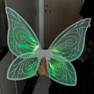 Helt oanvända vingar - Säljer dessa vackra fjärilsvingar 🦋🧚 Jag skulle gå utklädd till älva/fé på halloween men festen blev tyvärr inställd så de är helt oanvända!  Sökord: halloween costume - fairy - butterfly - wings - reflective