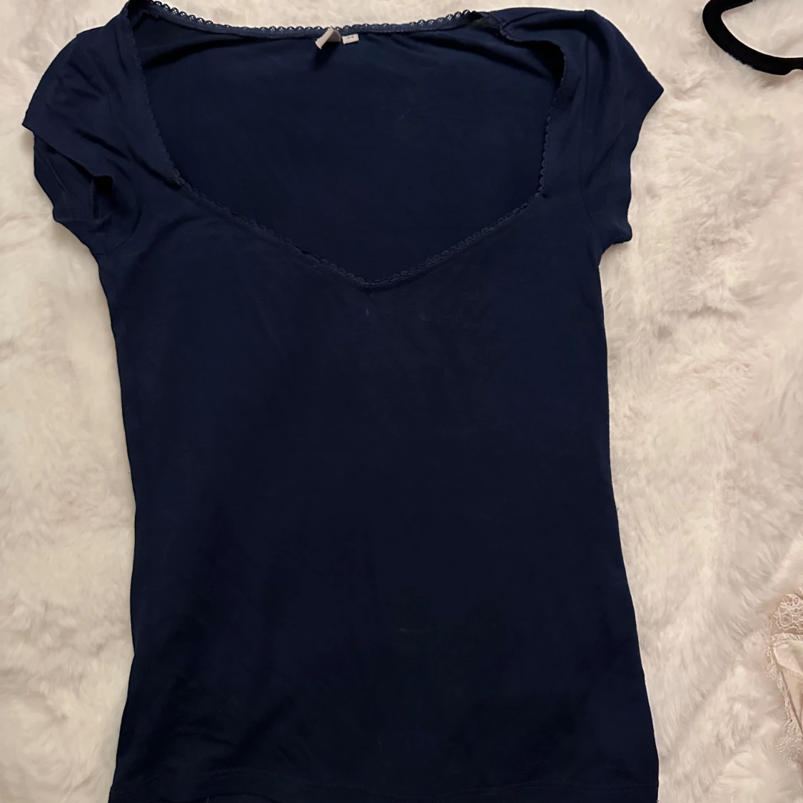 Mörkblå v-ringad topp med spetskant från Nelly