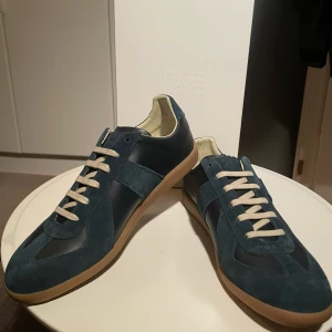 Maison Margiela Skor - Maison Margiela skor | kvitto och äktighetscerfikat finns | Box och dustbag kommer med | skick 10/10                                  Dom säljs billigt då jag köpte fel storlek och vill bara köpa nya i rätt storlek och går inte att returnera till Sicuro Fashion där jag köpte dom.