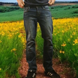 Tom Tailor Blå Slim Jeans med snygg Tvätt - Säljer snygga Tom Tailor Alexa jeans, strl W29 (mer som W30). "Narrow Bootcut" men sitter som slim fit med minimal utsvängning. Dem har en 5-fickors design och en riktigt snygg tvätt. Mjuk, stretchig denim av bra kvalitet, väldigt sköna och mjuka. Fint skick, med en liten, knappt synlig fläck på låret (se bild).  Mått:  Längd: 95 cm  Midja: 40 cm  Benöppning: 18,5 cm  Kvalitetsjeans till ett bra pris