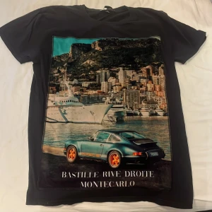 Bastille T-shirt  - säljer nu min bastille då den är för liten, knappt använd samt köpt på zgander. Storlek M men sitter som S då dom är små i storleken. Hör av dig vid minsta fundering 