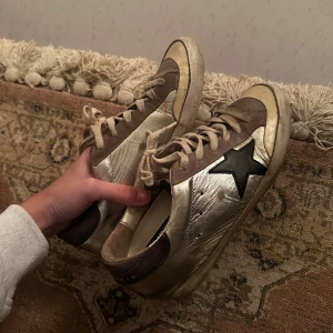 Golden Goose  - Använda och har slitningar under skon, inget som syns eller känns! Mycket snygga fortfarande. Men de är i ett använt skick.