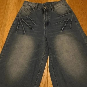  wide jorts med slitningar - Snygga jorts med breda ben och coola slitningar vid fickorna framtill. 