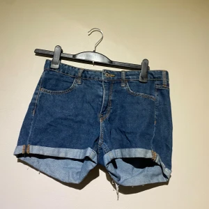 Regular waist shorts  - Säljer dessa shorts i storlek 36 gjorda i bomull. Står bara regular waist shorts denim inuti så är lite osäker på märke. Kan behöva en tvätt pga legat i flyttkartonger. Finns att hämta i centrala Göteborg eller kan skickas via valfri app. Se gärna andra annonser för samköp.