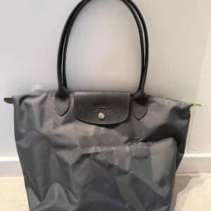 Longchamp - Väska från Longchamp i helt nytt skick. Kvitto finns kvar. 