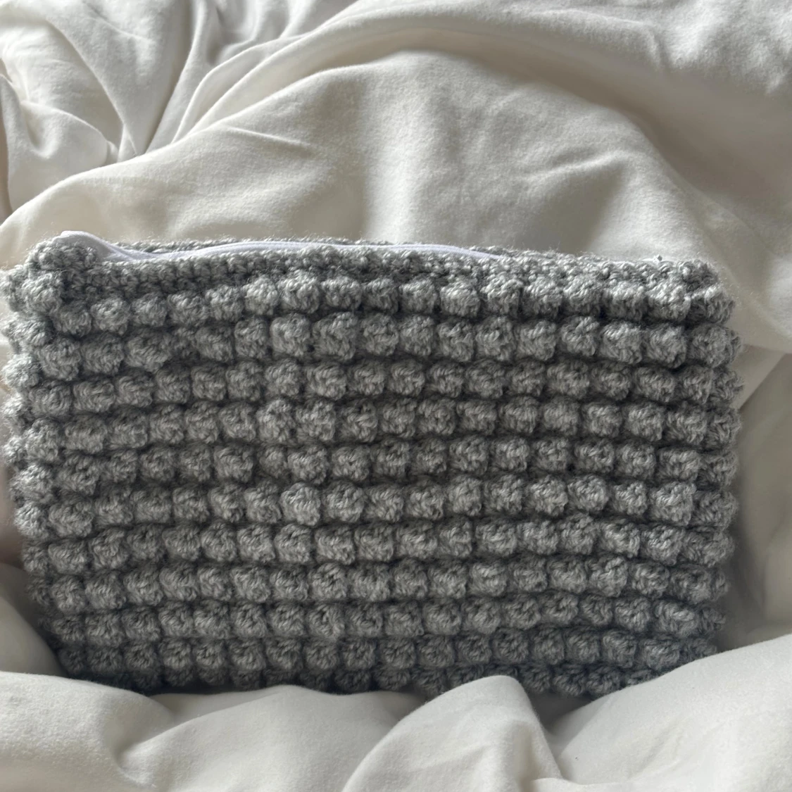 Grå virkad necessär med dragkedja