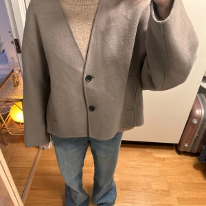 Grå kappa - Grå kort kappa från Zara i storleken ”xs-s” med en vid passform. 63% ull. Som ny, använd fåtal gånger