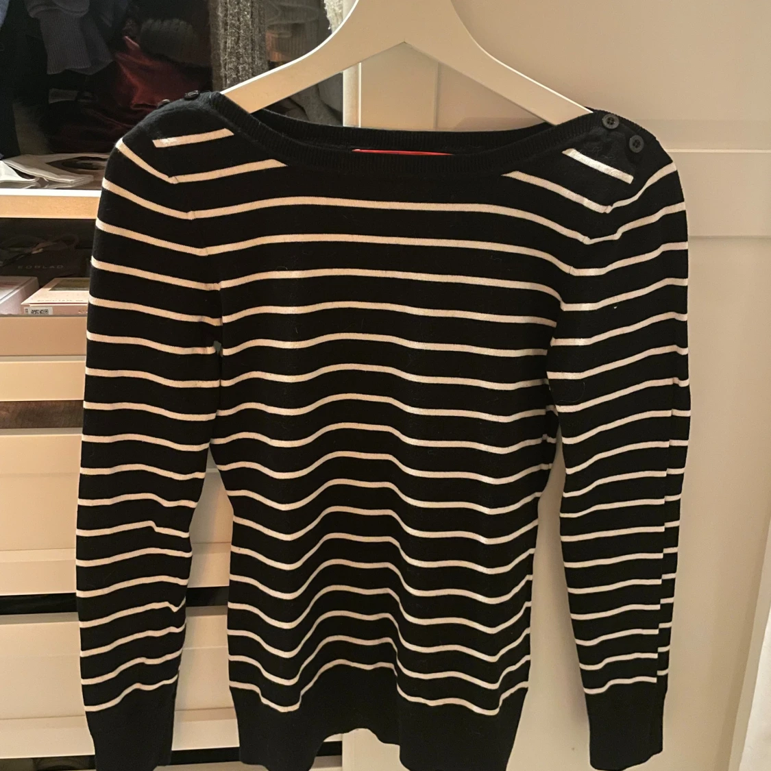 Randig finstickad tröja