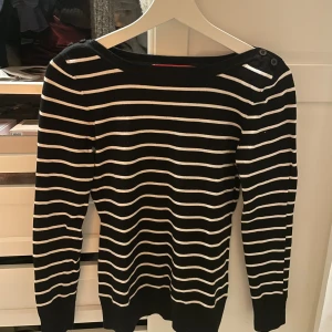 Randig finstickad tröja - Fin randig tröja med knappar, strl M men passar även S