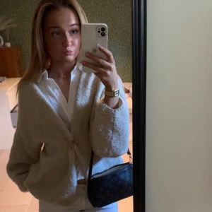 Kofta från Lindex 🤍 - Säljer en bege mysigt kofta från Lindex 💗