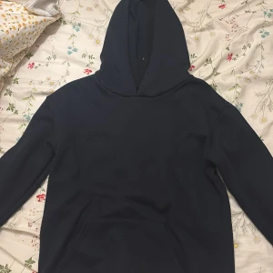 Mörkblå hoodie  - Mörkblå hoodie !! Har några små bollar men är inget man ser om man inte kollar supernära! Pris kan diskuteras!!