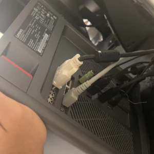 Lenovo Legion Stationär Dator - Kraftfull Lenovo Legion stationär gamingdator i kompakt format. Utrustad med NVIDIA GeForce RTX grafikkort, flera anslutningar och snygg design med bärhandtag. Mycket gott skick, inga synliga defekter eller slitage. Perfekt för gaming och krävande up  Intel i5-7500                                                                        GTX 1060 32 GB RAM 1,2tb   Startar snabbt och klarar alla vanliga spel utan problem – perfekt för både gaming och vardagsbruk. Sparsamt använd, rengjord och redo 