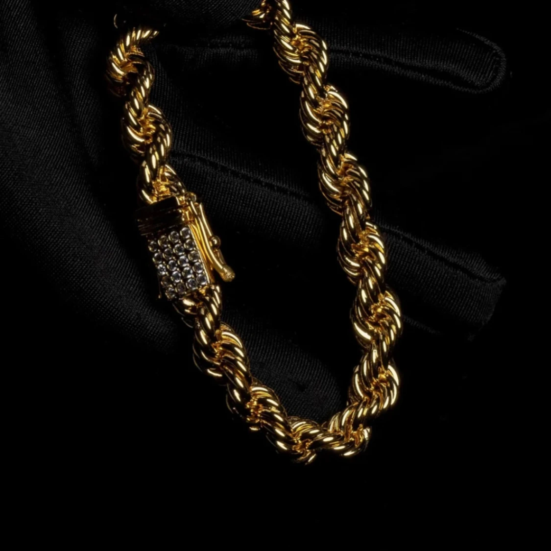 Guldigt tvinnat armband med stenar - 1