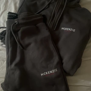 Grå mjukisset från McKenzie - Säljer ett set från McKenzie som är helt nytt. Unisex både för tjej och kille 