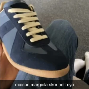  sneakers blå -  sneakers i mörkblå mocka och skinn med beige detaljer och gummisula. Klassisk siluett med rund tå och snörning. Snygg kontrast mellan blått och beige, perfekt för dig som gillar stilrena men unika sneakers. Har video på de