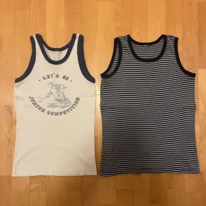 Två linnetoppar, vit och randig (barn) 4-6 år - Säljer två linnetoppar i mjuk bomull som passar barn med kroppslängd 110-116 cm eller 4-6 år. Båda säljes i samma paket.