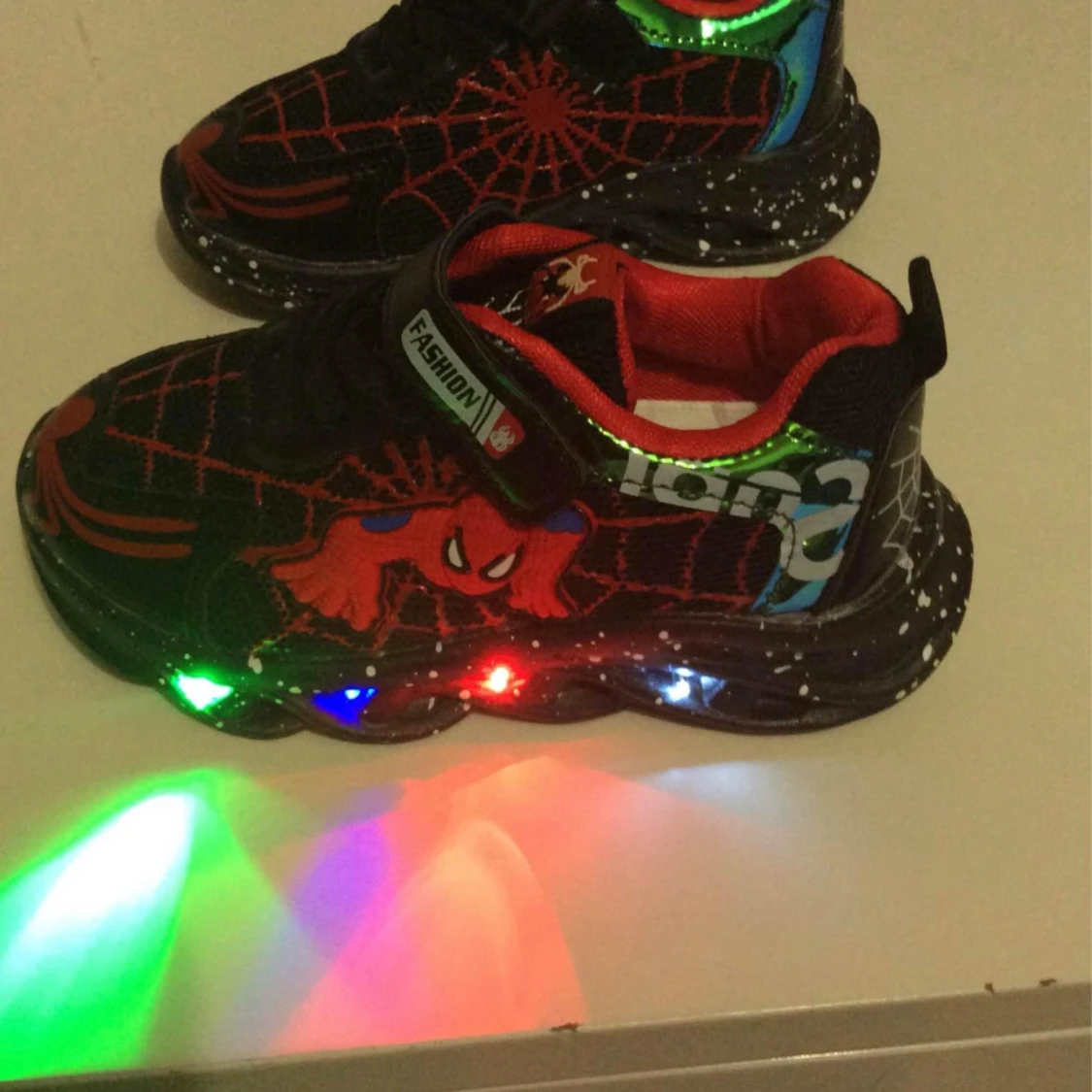 Svarta sneakers med Spiderman och LED - 1