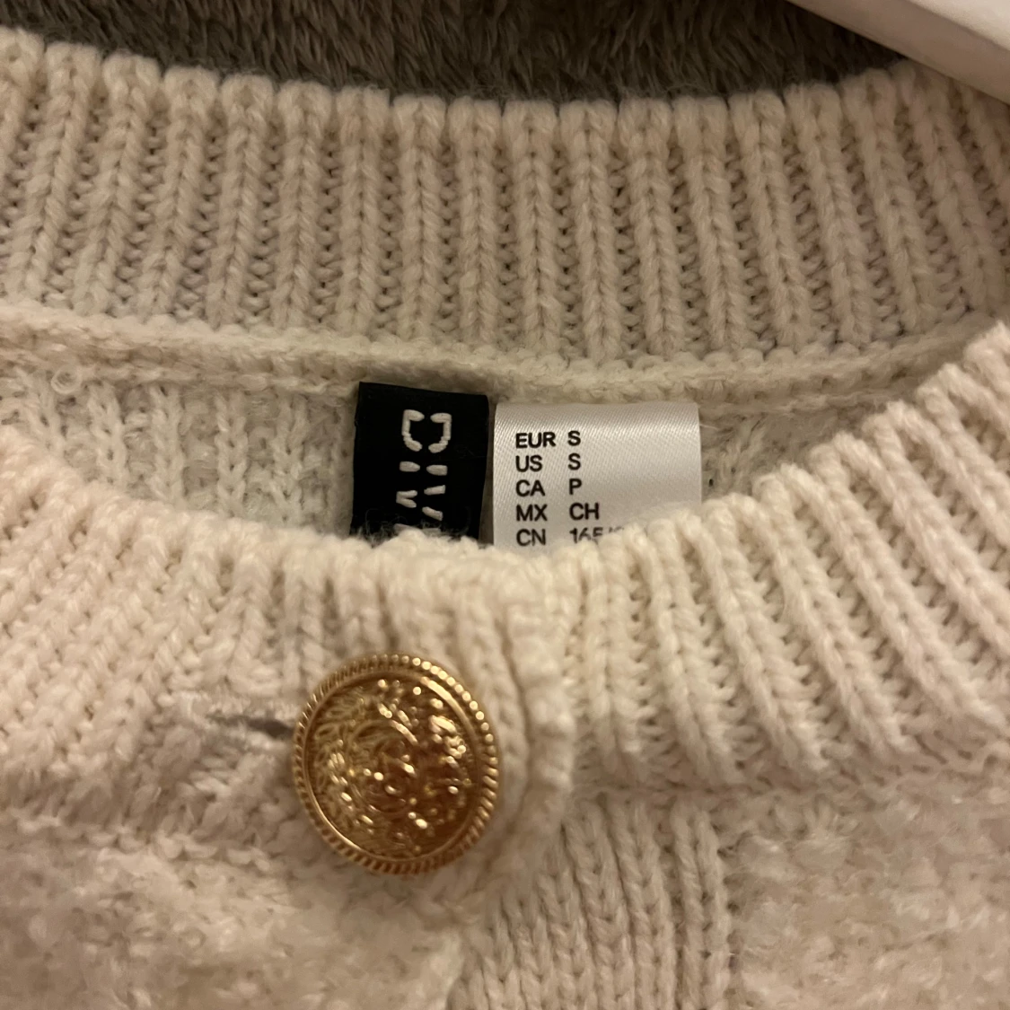 Vit kofta med guldknappar - 1