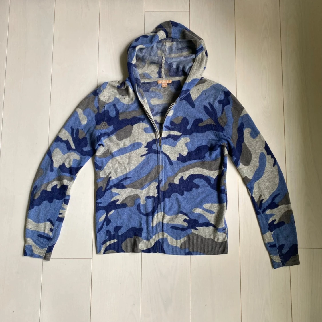 Blå camo kashmir hoodie från Kier & J