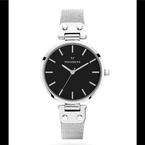 Mockberg silverfärgad meshklocka - Stilren klocka från Mockberg med svart urtavla och silverfärgat mesharmband. Klockan har minimalistisk design med tydliga indexmarkeringar och rund boett i metall. Perfekt accessoar för dig som gillar en clean och modern look. Skriv gärna för fler bilder. 