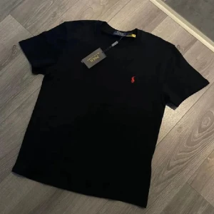 Svart Polo Ralph Lauren T-shirt  - Säljer en helt ny svart Polo Ralph Lauren T-shirt med hög kvalite för väldigt bra pris. Den är helt ny med prislapp och oanvänd. Det står L på tröjan som storlek men passar som S/M. Skriv vid intresse!