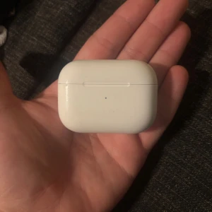 AirPods Pro - Apple AirPods Pro. Hörlurarna och fodralet är i gott skick med mindre ytliga repor. Aktiv brusreducering.