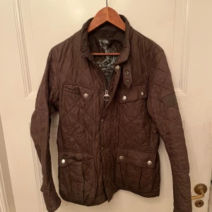 Barbour quilted fieldjacket - snygg babour jacka i storlek S, den är i bra skick utan några skador.