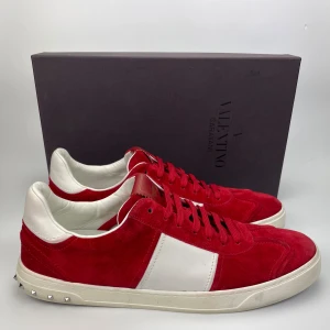 Valentino flycrew(nya) - Hej! Säljer nu dessa sjukt snygga valentino skor. Skorna är i nyskick! Har begränsat antal boxar och dustbag. Hör av dig vid frågor. 