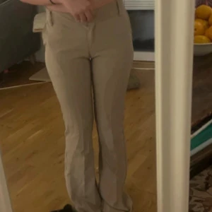 Beiga bootcut kostymbyxor - Beiga kostymbyxor från design by si. För långa på mig som är 160. Använda vid få tillfällen utan skador. Nypris runt 500 om jag minns rätt