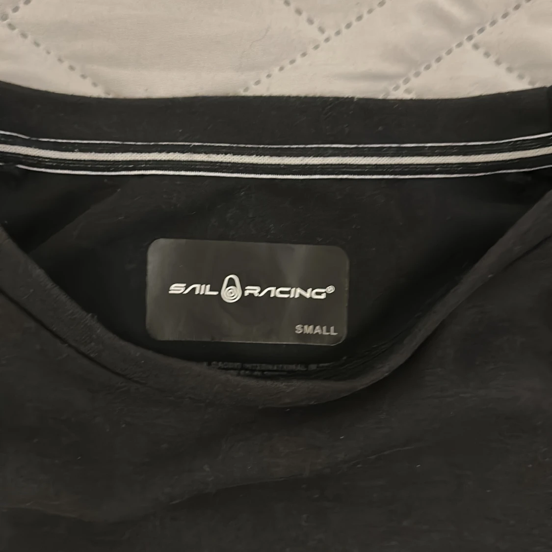 Svart sweatshirt från Sail Racing - 1