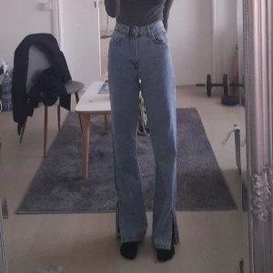 Blå wide jeans med hög midja - Säljer ett par blå jeans med hög midja och wide fit. Byxorna har klassisk femficksdesign och raka, vida ben som ger en avslappnad och trendig look. Perfekta för dig som gillar en loose och bekväm stil.