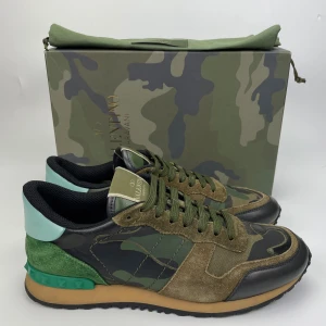 Valentino rockrunners  - Hej! Säljer nu dessa sjukt snygga valentino skor. Skorna är i nyskick! Har begränsat antal boxar och dustbag. Hör av dig vid frågor. 