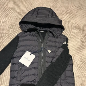 Svart Moncler Cardigan - En helt ny Moncler Cardigan som jag råkat köpa fel nummer av. Storlek S men även XS och M kan använda den. Den har en länk och en skanning som visar att den är äkta. Pris kan även diskuteras. Ingen säljer för det här priset, så va snabb med det!