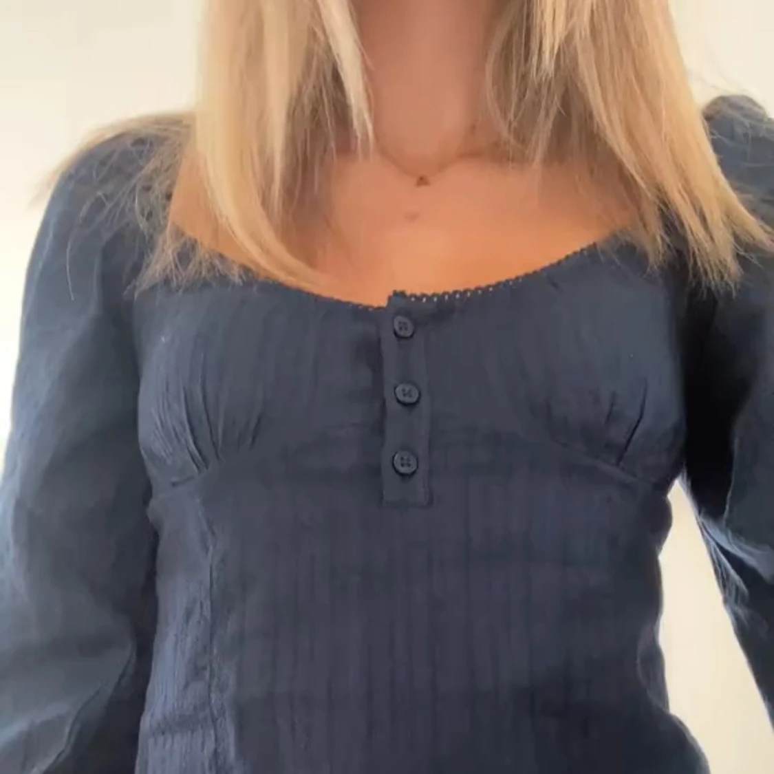 Mörkblå blus med volangkant - 1