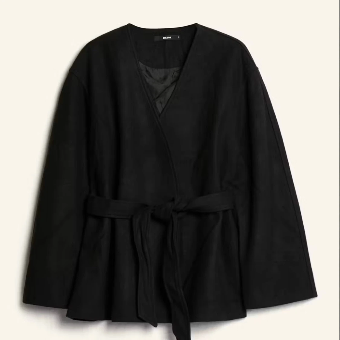 Svart Zina kappa med bälte från Bik Bok (strl S) - 3