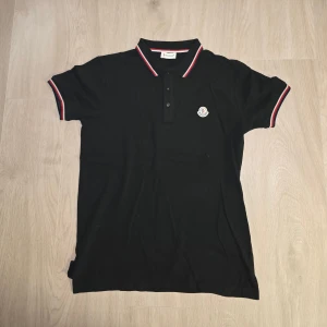 Moncler Piké - Säljer nu en piké tröja ifrån Moncler i väldigt fint skick. Med QR-scan. Passa på och fynda🚀