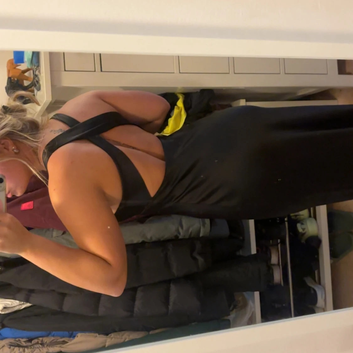 Svart satin långklänning med öppen rygg - 1