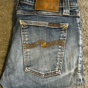 Blåa Nudie Jeans - Ljusblåa Nudie jeans||Skick 9/10||Storlek 30/34||Modell Thight Long Jhon||Skriv vid minsta intresse||