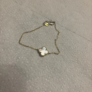 Armband  - Silverarmband med guldplatering, vit klöver. Använd 1-2 gånger, nypris 249kr säljer för 130kr