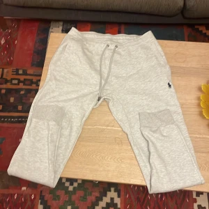 Grå mjukisbyxor från Polo Ralph Lauren - Ljusgrå mjukisbyxor från Polo Ralph Lauren, storlek S. De har två defekter: svagt nopprig och smutsig på höger ben. Annars är de använda i ungefär 4 månader. Köpta på Kaufmanns hemsida.