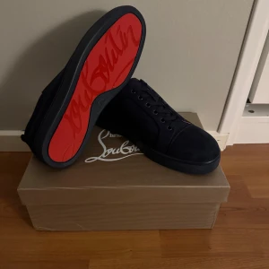 Blåa Christian louboutins  - Säljer ett helt nytt par blåa Christian louboutins som är aldrig använda och är i nyskick. Storleken är 43. Dustbags och allt följer med. priset kan diskuteras!!